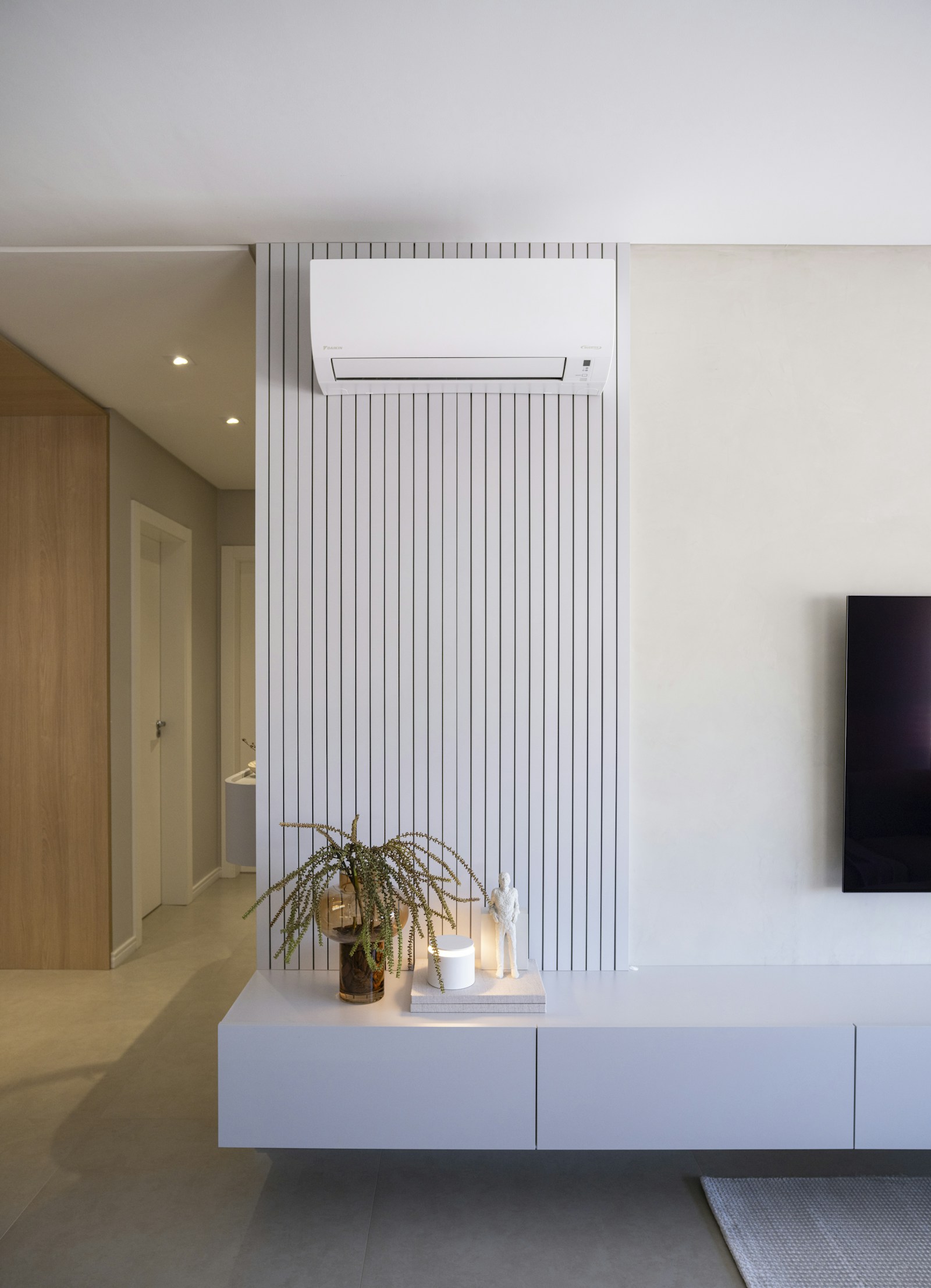 Wit airco-wandmodel in een moderne woonkamer